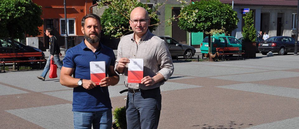 W Lipnie działacze SLD rozdawali obowiązującą Konstytucję RP.