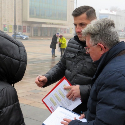 Daniel Oliszewski i Waldemar Kaczmarski w akcji zbierania podpisów